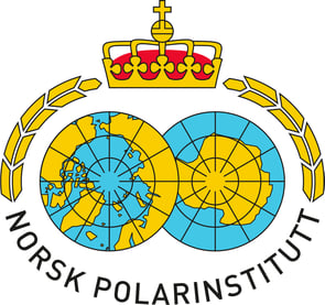 Logo for Norsk Polarinstitutt, med to kart over Arktis og Antarktis i blått og gult, krone på toppen og laurbærgrener på sidene. Instituttets navn er skrevet under i svart. Symboliserer Norges polarengasjement og forskningsaktivitet i nord- og sørpolområdene.