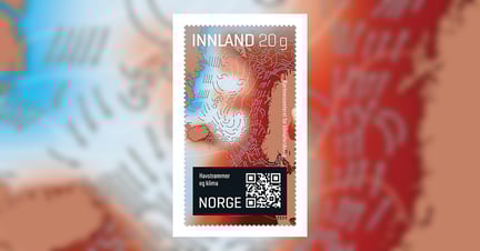 frimerke fra Bjerknessenteret, vi ser vinder og havstrømmer over Norge og kysten vår i farger av grader av rødt og noe blått, utsnitt fra dette frimerket er lagt i bakgrunnen med utydelig bakgrunn