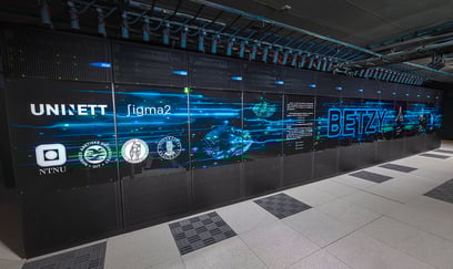 Vegg dekket av skjermer med ordet Betzy på