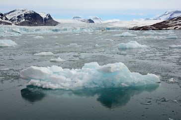 Smeltende is i sjøen foran en brefront 