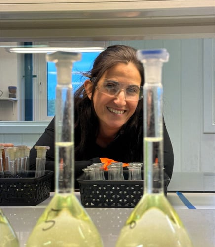 Bilde som viser prosjektleder prosjektleder Federica Mudu på laben