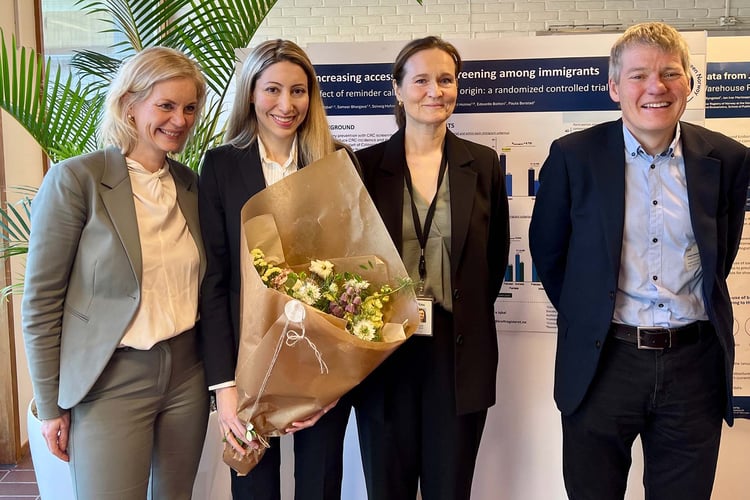 Fire middelaldrende mennesker smiler og ser inn i kamera da nyheten om FRIPRO-tildeling ble gjort kjent.