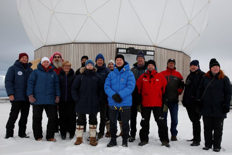 Groupphoto of Svalbard Science Forum in front of satellite at Svalsat