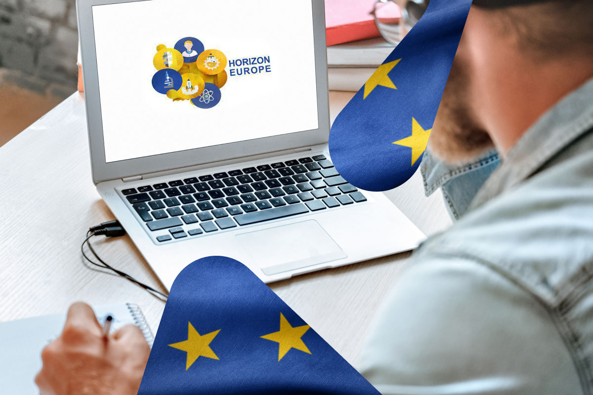 Kombinasjon av to bilder. Det ene viser en person som sitter foran en bærbar PC og noterer. Det andre er et EU-flagg med gule stjerner på blå bakgrunn.