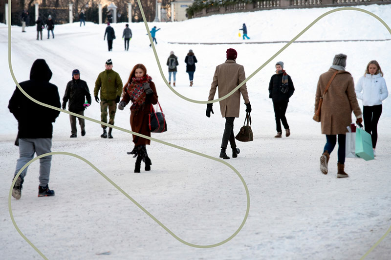 Bildet viser folk som er ute og går i Oslos gater