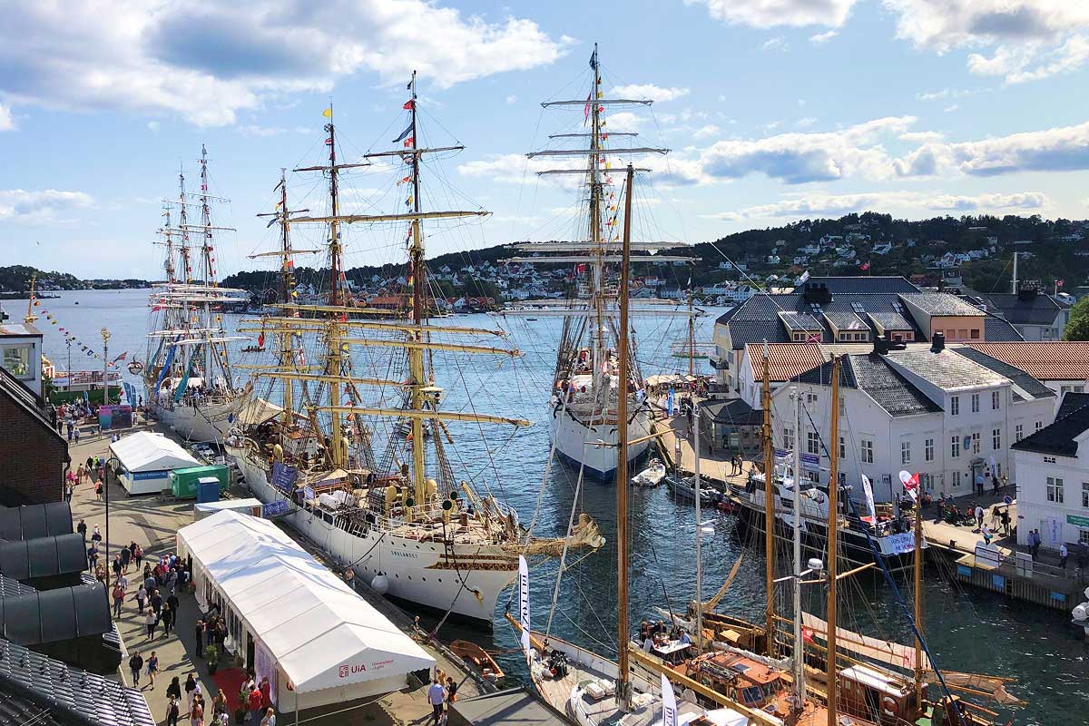 Tre store fullriggere liger til kai i pollen i Arendal under Arendalsuka